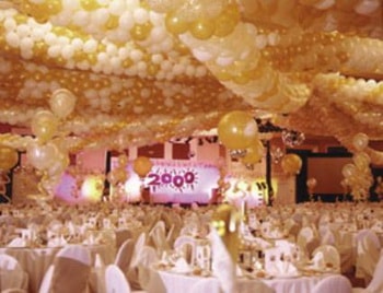 1500 adet balonun balon ya�muru �eklinde bo�alt�lmas� 