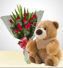 30 ile 40 cm boyutlar�nda 1 adet ay� ve 12 adet k�rm�z� yapay g�l 